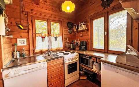 Ferienhaus Giselbrecht: Cabinetry, Propriété, Comptoir, Cuisine, Bois, Appareil De Cuisine, Design Intérieur, Fenêtre, Cuisinière, Sol