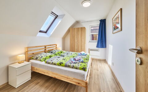 Green Valley Park Stárkov 11: Lit, Bois, Chambre, Design Intérieur, Sol, Sol, Literie, Parquet, Pièce, Cadre De Lit