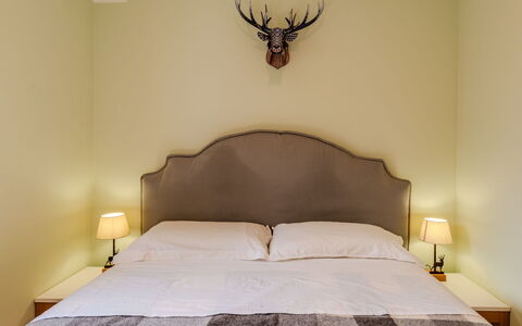 Val Genova: Meubles, Lit, Design Intérieur, Literie, Chambre, Mur, Drap De Lit, Bois, Sol, Linge