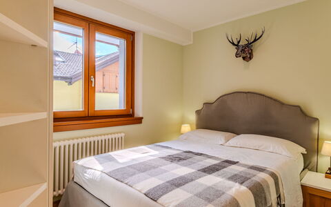 Val Genova: Lit, Meubles, Design Intérieur, Chambre, Drap De Lit, Literie, Mur, Bois, Sol, Plafond