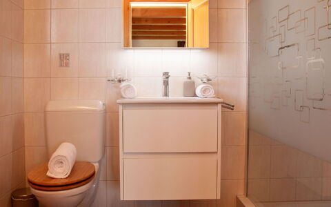 Chalet Mirabelle: Marron, Luminaire Plomberie, Évier, Propriété, Robinet, Miroir, Salle De Bains, Lavabo, Design Intérieur, Sol