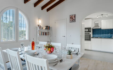 Villa Alto: Meubles, Design Intérieur, Mur, Sol, Table, Chaise, Table Cuisine Et Salle A Manger, Plafond, Salle À Manger, Domicile