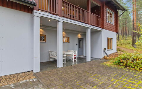 Villa Uuttu: Balcon, Appartement, Ombre, Verre, Condominium, Balustrade, Porche, Daylighting, Plate-Forme, Mobilier De Jardin