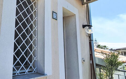 Casa di Arianna: Nuage, Ciel, Jour, Propriété, Bâtiment, Fenêtre, Plante, Architecture, Herbe, Design Urbain