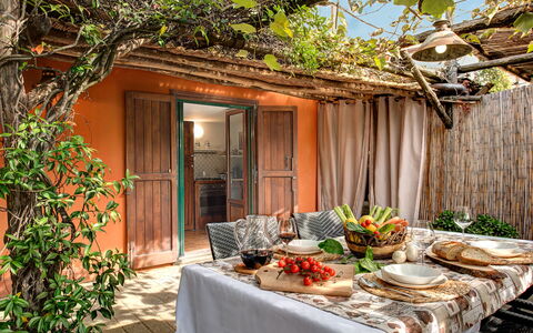 Villa Sorrentina With Panoramic Terrace: Aliments, Table, Propriété, Plante, Meubles, Vaisselle, Bâtiment, Bois, Orange, Nappe De Table