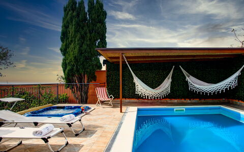 Villa Sorrentina With Panoramic Terrace: L'Eau, Nuage, Ciel, Propriété, Meubles, Plante, Piscine, Bleu Azur, La Nature, Ombre