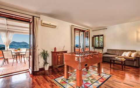 Villa Sorrentina With Panoramic Terrace: Table, Meubles, Bâtiment, Canapé, Bois, Chaise, Salon, Salle, Design Intérieur, Sol