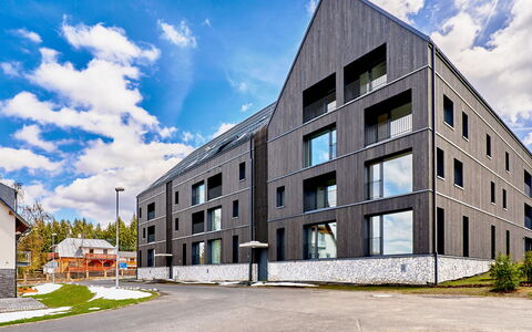 Plešivec: Nuage, Ciel, Bâtiment, Plante, Fenêtre, Design Urbain, Lot Terre, Arbre, Condominium