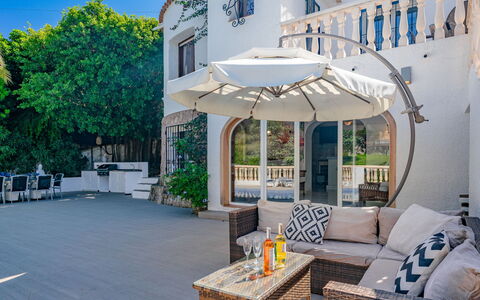 La Selva: Propriété, Canapé, Ciel, Bâtiment, Ombre, Canapé-Lit, Mobilier De Jardin, Plante, Porte, Immobilier