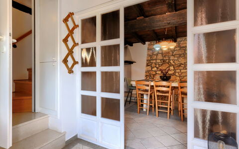 Poreč 675: Propriété, Table, Bois, Design Intérieur, Porte, Sol, Chaise, Tache De Bois, Mur