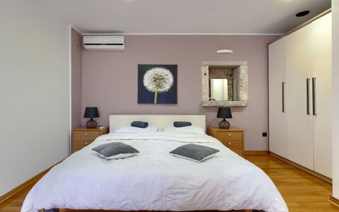 Poreč 675: Lit, Meubles, Design Intérieur, Literie, Chambre, Mur, Drap De Lit, Sol, Pièce, Bois