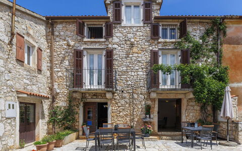 Poreč 675: Ciel, Fenêtre, Meubles, Plante, Bâtiment, Porte, Table, Chaise, Quartier, Design Urbain