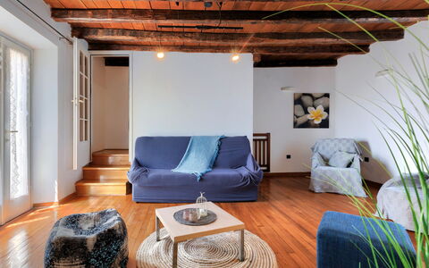 Poreč 675: Propriété, Meubles, Confort, Bois, Design Intérieur, Éclairage, Salon, Architecture, Ombre, Sol