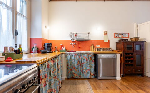 Delle Ortensie: Cabinetry, Comptoir, Propriété, Meubles, Cuisine, Évier, Fenêtre, Bois, Cuisinière, Appareil De Cuisine