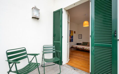 Delle Ortensie: Meubles, Bâtiment, Vert, Chaise, Porte, Éclairage, Bois, Plante D'Appartement, Sol, Mur