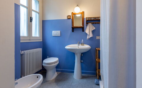 Delle Ortensie: Miroir, Évier, Luminaire Plomberie, Propriété, Lavabo, Robinet, Violet, Bleu Azur, Salle De Bains