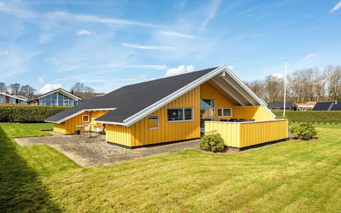 Halla - 250M from the Sea: Maison, Toit, Domicile, Chalet, Biens, Ferme, Villa, Porche, Siding