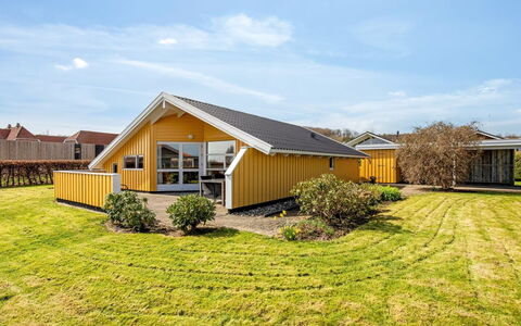 Halla - 250M from the Sea: Maison, Toit, Domicile, Chalet, Biens, Ferme, Villa, Porche, Siding