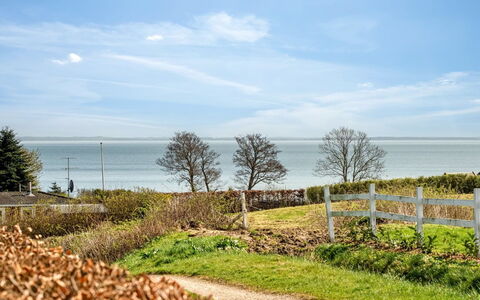 Halla - 250M from the Sea: Maison, Toit, Domicile, Chalet, Biens, Ferme, Villa, Porche, Siding