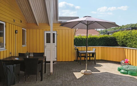 Halla - 250M from the Sea: Maison, Toit, Domicile, Chalet, Biens, Ferme, Villa, Porche, Siding