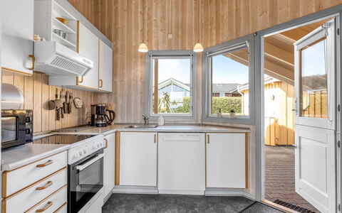 Halla - 250M from the Sea: Bois, Plafond, Design Intérieur, Domicile, Cuisine, Principaux Appliance, Pièce, Luminaire, Tache De Bois, Comptoir