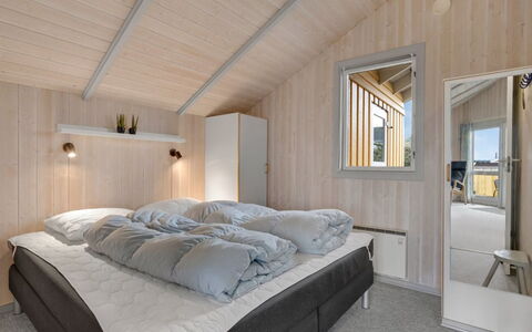 Halla - 250M from the Sea: Bois, Plafond, Design Intérieur, Domicile, Chambre, Sol, Pièce, Lit, Cadre De Lit, Dur