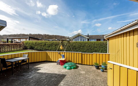 Halla - 250M from the Sea: Toit, Domicile, Siding, Jardin, Ombre, Aménagement Paysager, Cour, Biens, Pelouse, Arrière-Cour