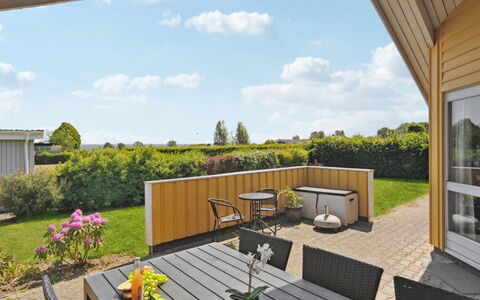 Halla - 250M from the Sea: Domicile, Lot Terre, Toit, Jardin, Ombre, Mobilier De Jardin, Pelouse, Aménagement Paysager, Cour, Chaise