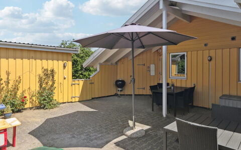 Halla - 250M from the Sea: Bois, Domicile, Toit, Ombre, Mobilier De Jardin, Composite, Tache De Bois, Plate-Forme, Jardin, Chalet
