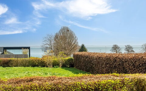 Halla - 250M from the Sea: Vert, Arbuste, Paysage, Lot Terre, Haie, Nuage, Jardin, Plaine, Couverture De Sol, Prairie