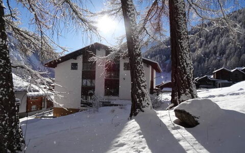 Apartments Carmena: Bâtiment, Ciel, Nuage, Fenêtre, Neige, Plante, Pente, Maison, Arbre, Branche