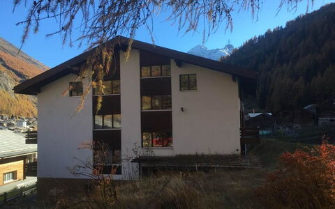 Apartments Carmena: Ciel, Plante, Fenêtre, Bâtiment, Lot Terre, Maison, Bois, Arbre, Herbe, Chalet