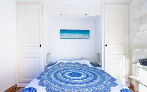 Les Mimosas: Propriété, Bleu, Bleu Azur, Bois, Textile, Sol, Design Intérieur, Cadre De Lit, Maison