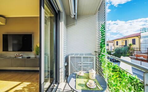 Versilia: Propriété, Nuage, Bâtiment, Fenêtre, Plante, Ciel, Design Intérieur, Ombre, Condominium, Design Urbain