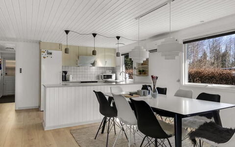 Diuri - 30Km from the Sea: Design Intérieur, Bois, Meubles, Plafond, Sol, Cuisine, Table Cuisine Et Salle A Manger, Luminaire, Sol, Domicile