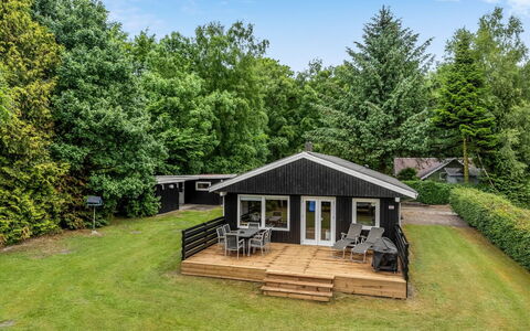Diuri - 30Km from the Sea: Domicile, Chalet, Biens, Jardin, Batiments Jardin, Aménagement Paysager, Ombre, Siding, Ferme, Cabane En Rondins