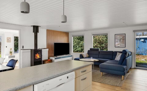 Diuri - 30Km from the Sea: Meubles, Design Intérieur, Sol, Sol, Bois, Plafond, Canapé, Luminaire, Pièce, Salon