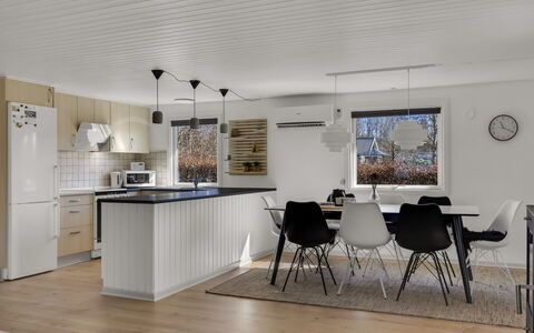 Diuri - 30Km from the Sea: Meubles, Design Intérieur, Sol, Bois, Plafond, Cuisine, Luminaire, Sol, Table Cuisine Et Salle A Manger, Chaise