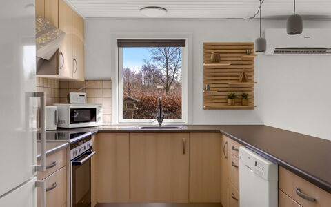 Diuri - 30Km from the Sea: Cuisine, Comptoir, Appareil De Cuisine, Design Intérieur, Cabinetry, Sol, Bois, Principaux Appliance, Meubles, Plafond