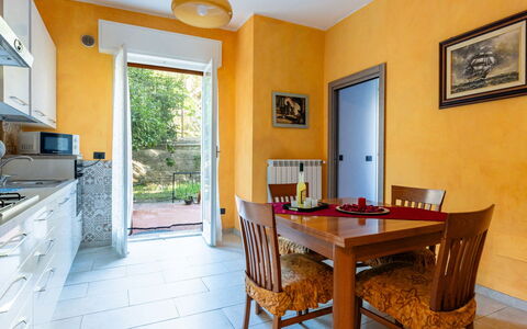 Arancia: Table, Propriété, Meubles, Cabinetry, Chaise, Bleu Azur, Bois, Cadre, Design Intérieur, Sol