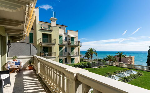 Casa al Mare con Bella Vista: Ciel, Bâtiment, Nuage, Jour, Plante, L'Eau, Bleu Azur, Station Balnéaire, Design Urbain, Arbre