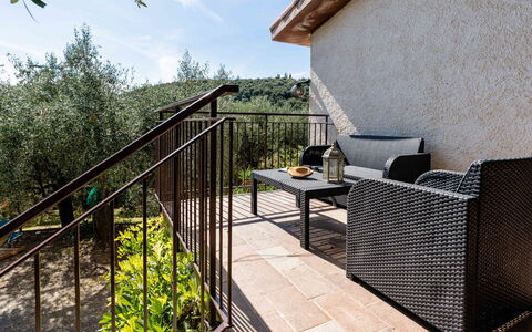 Gravel'S House: Plante, Ciel, Bâtiment, Nuage, Bois, Ombre, Design Intérieur, Tableau De Plein Air, Mobilier De Jardin, Chaise