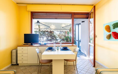 Il Nido sul Mare: Meubles, Propriété, Table, Fenêtre, Bâtiment, Cabinetry, Design Intérieur, Plante, Jaune, Salon