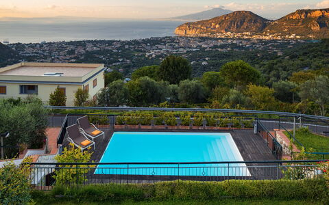 Villa Golfo Di Napoli With Private Pool: Ciel, L'Eau, Plante, Nuage, Jour, Bâtiment, La Nature, Piscine, Éclairage, Arbre