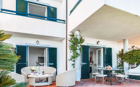 Villa Golfo Di Napoli With Private Pool: Plante, Meubles, Bâtiment, Fenêtre, Table, Bleu Azur, Plante D'Appartement, Chaise, Pot De Fleur, Design Intérieur