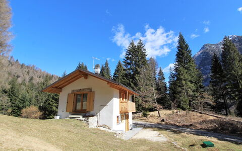 Baita La Ciamorza, Dolomiti, Veneto: Ciel, Plante, Bâtiment, Nuage, Fenêtre, Maison, Arbre, Mélèze, Pente, Chalet