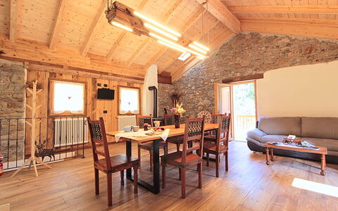 Baita La Ciamorza, Dolomiti, Veneto: Meubles, Table, Propriété, Canapé, Bois, Design Intérieur, Cadre, Salon, Chaise, Sol