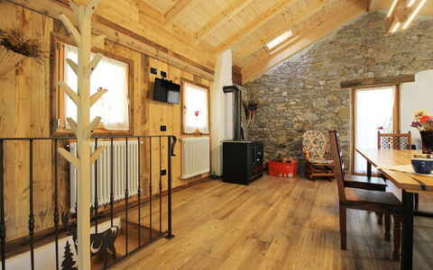 Baita La Ciamorza, Dolomiti, Veneto: Propriété, Cadre, Table, Bois, Design Intérieur, Sol, Sol, Chaise, Tache De Bois, Faisceau
