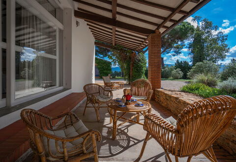 Poggetti San Luigi Country Home Follonica: Plante, Meubles, Table, Propriété, Chaise, Ombre, Mobilier De Jardin, Bois, Ciel, Arbre