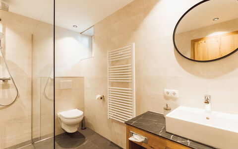 Himmelraich: Miroir, Luminaire Plomberie, Propriété, Photographier, Évier, Armoire De Toilette, Blanc, Robinet, Lavabo, Salle De Bains